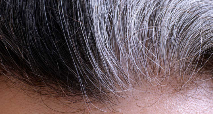 Jak zastavit šedivění vlasů?